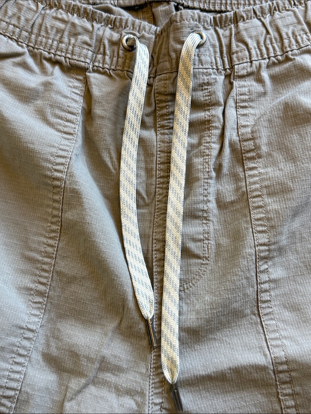 Vuori Womens Lightweight Drawstring pants  in Beige - Picture 6 of 8